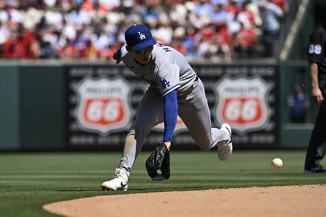 May 3, 2026; St. Louis, Missouri, USA; Los Angeles Dodgers shortstop Hyeseong Kim (6) fields a ground ball hit by the St. Louis Cardinals in the fifth inning at Busch Stadium. Mandatory Credit: Joe Puetz-Imagn Images
<저작권자(c) 연합뉴스, 무단 전재-재배포, AI 학습 및 활용 금지>