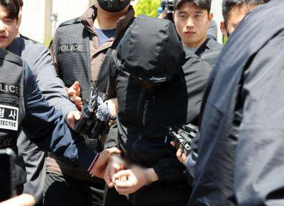 7일 오전 광주 동구 광주지방법원에서 '묻지마 살인' 피의자 장모 씨가 구속 전 피의자 심문(영장실질심사)을 마친 뒤 이동하고 있다. 연합뉴스