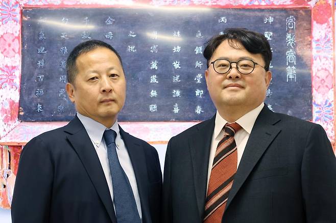 국외소재문화유산재단에 '순종예제예필현판'과 '백자청화이진검묘지'를 기증한 김창원(오른쪽)·김강원 형제가 7일 서울 종로구 국립고궁박물관에서 취재진과 인터뷰하고 있다. 뉴시스