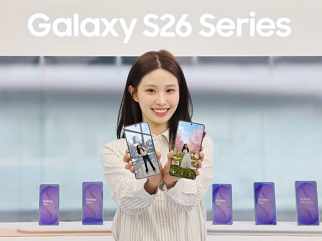 삼성전자 모델이 '갤럭시S26 시리즈'의 '포토 어시스트' 기능을 소개하고 있다. /사진=삼성전자
