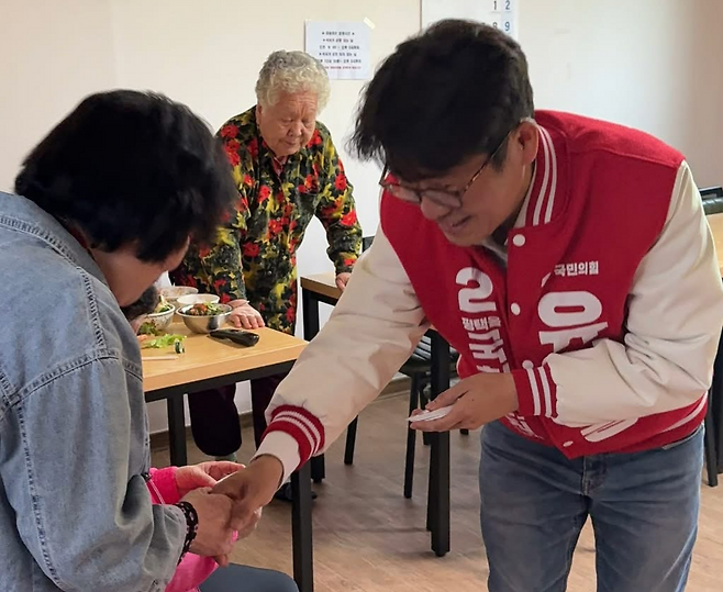 5월 5일, 경기 평택을 재보궐에 출마한 국민의힘 유의동 후보가 평택 고오성면 숙성5리 어버이날 식사 자리에서 지역주민들에게 인사하고 있다. /유의동 후보 SNS