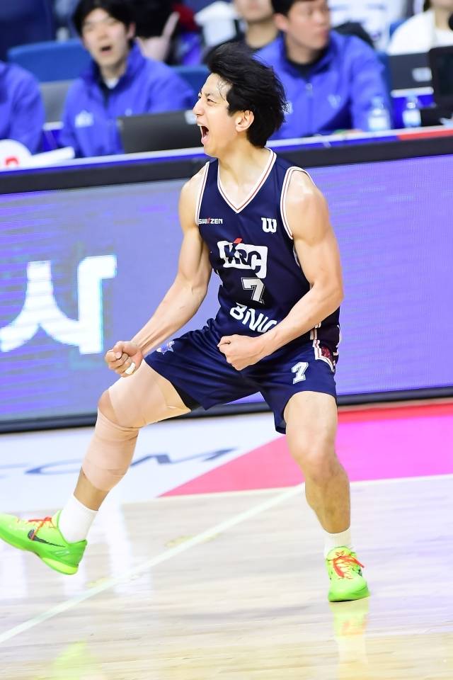 허훈은 “베스트5 모두 파이널 MVP가 될 자격이 있다고 생각한다. 이 팀은 누구 한 명이 빠지면 안 된다. 그리고 파이널 MVP에 대한 욕심은 없다. 누가 받아도 상관없다. 내게 있어 가장 중요한 건 4차전에서의 승리, 우승이다”라고 전했다. 사진=KBL 제공