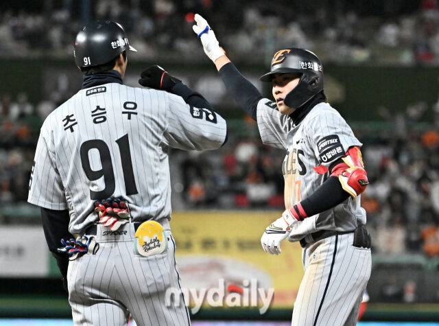 7일 오후 인천 SSG랜더스필드에서 진행된 '2026 프로야구 KBO리그' SSG랜더스와 한화 이글스의 경기. 한화 심우준이 8회초 2사에서 안타를 친 뒤 환호하고 있다./마이데일리