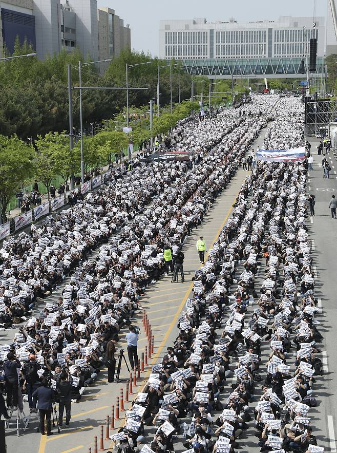 삼성전자노동조합 공동투쟁본부 조합원들이 지난 4월 23일 경기 평택시 삼성전자 평택사업장 앞에서 열린 투쟁결의대회에서 구호를 외치고 있다. 뉴시스