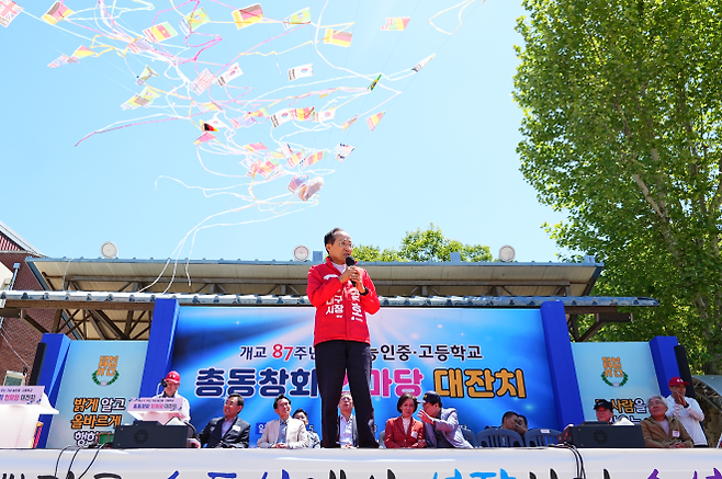 추경호 국민의힘 대구시장 후보가 9일 주호영 총괄선거대책위원장의 모교인 대구 능인중·고등학교 총동창 체육대회를 찾아 인사말을 하고 있다. 추경호 선거사무소 제공