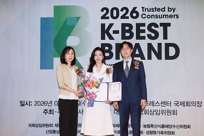 4월29일 서울 중구 한국프레스센터에서 '2026 K-최고의브랜드 대상' 시상식이 열린 가운데 (주)코젠 윤정아 부사장이 상을 받고 있다. ⓒ 시사저널 우태윤
