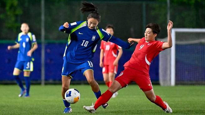 북한에 완패한 대한민국 17세 이하(U-17) 여자축구 국가대표팀이 8강에서 21득점 무실점이라는 압도적인 성적을 거둔 일본과 맞붙게 됐다. 한국은 8일 중국 쑤저우의 쑤저우타이후풋볼스포츠센터에서 열린 2026 아시아축구연맹(AFC) U-17 여자 아시안컵 조별리그 C조 최종전에서 북한에 0-3으로 패하며 조 2위로 밀려났다. 이미 조별리그 1, 2차전에서 승리를 거두며 8강 토너먼트 진출권은 확보한 상태였으나, 이날 패배로 조 1위 자리를 북한에 내주면서 대진상 가장 까다로운 상대인 일본을 8강에서 만나는 험난한 대진표를 받아들게 됐다. AFC