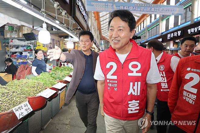 오세훈 서울시장 후보, 경동시장 방문 (서울=연합뉴스) 서대연 기자 = 국민의힘 오세훈 서울시장 후보가 9일 서울 동대문구 경동시장을 찾아 상인 및 시민들과 인사를 나누고 있다. 2026.5.9 dwise@yna.co.kr