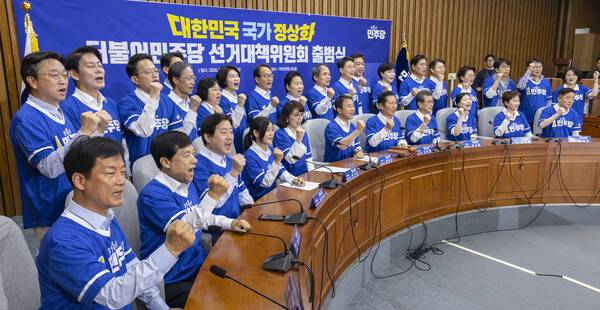 10일 국회에서 열린 더불어민주당 대한민국 국가 정상화 선거대책위원회 출범식에서 총괄상임선대위원장을 맡은 정청래 대표와 상임선대위원장을 맡은 한병도 원내대표를 비롯한 공동선대위원장, 선대위원들이 6ㆍ3 지방선거와 재보선 승리를 다짐하며 기념 촬영을 하고 있다. 연합뉴스