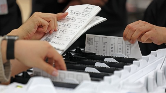 지난 16일 대구 서구 대구시선관위에서 열린 선거 장비 교육에서 관계자들이 투표지분류기 등의 장비를 시연해보고 있다. 연합뉴스