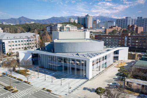 ◇‘백령아트센터 재개관 기념식 및 통합 강원대학교 출범 축하공연’이 지난 9일 강원대 춘천캠퍼스 백령아트센터에서 열렸다. 사진=강원대 제공