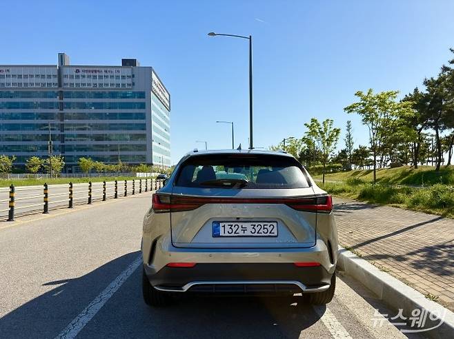 렉서스 NX450h+ F SPORT 후면부 사진=황예인 기자