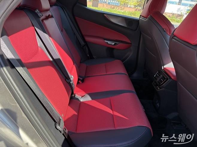 렉서스 NX450h+ F SPORT 실내 2열 사진=황예인 기자