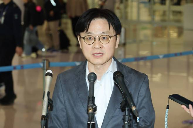 김정관 산업통상부 장관이 방미 일정을 마친 뒤 10일 인천국제공항을 통해 귀국해 취재진의 질문에 답하고 있다. 사진=연합뉴스