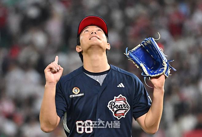 두산 최민석이 14일 인천SSG랜더스필드에서 열린 2026 KBO리그 SSG전 6회초 수비를 마친 뒤 세리머니를 하고 있다. 문학 | 박진업 기자 upandup@sportsseoul.com
