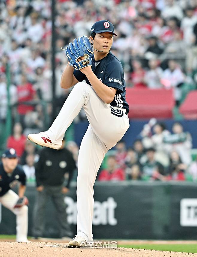 두산 최민석이 14일 인천SSG랜더스필드에서 열린 2026 KBO리그 SSG전에 선발 등판해 힘차게 공을 던지고 있다. 문학 | 박진업 기자 upandup@sportsseoul.com