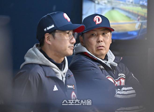 두산 김원형 감독이 7일 서울 잠실구장에서 열린 2026 KBO리그 키움전 도중 정재훈 투수코치와 이야기를 나누고 있다. 잠실 | 최승섭 기자 thunder@sportsseoul.com