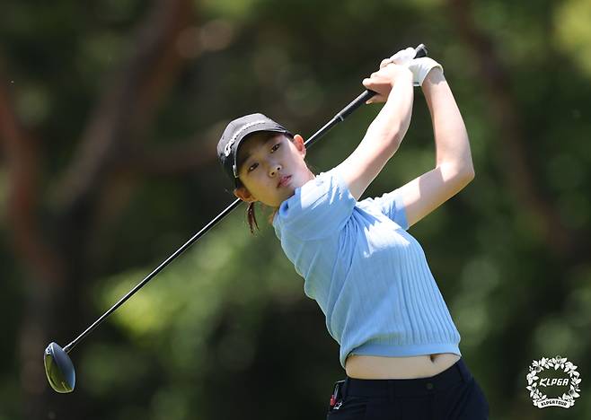 김서아가 NH투자증권 레이디스 챔피언십 2라운드 1번 홀에서 티샷을 하고 있다. 사진 | KLPGA 투어