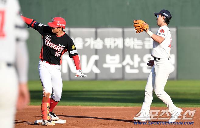 9일 부산 사직구장에서 열린 롯데와 KIA의 경기. KIA 박재현이 안타를 날린 뒤 2루를 파고들고 있다. 부산=박재만 기자 pjm@sportschosun.com/2026.05.09/