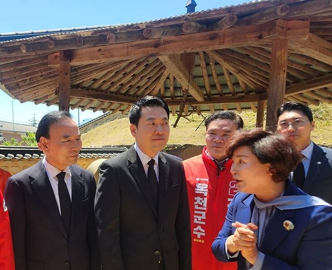 장동혁 국민의힘 대표(왼쪽 둘째)가 9일 충북 옥천군 박정희 전 대통령 배우자 육영수 여사 생가를 방문하고 있다. 연합뉴스