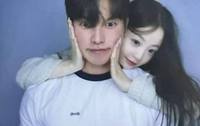 '환승연애4' 출연자인 인플루언서 곽민경과 피부과 의사 신승용이 방송 종영 후 실제 연인으로 발전했다고 고백해 팬들을 깜짝 놀라게 했다. 유튜브 영상 캡처