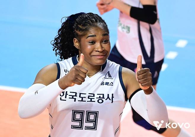 도로공사가 13일 인천 삼산체육관에서 열린 흥국생명과 경기에서 승리해 정규리그 우승을 확정지었다. 미소짓는 도로공사 모마. 사진 한국배구연맹