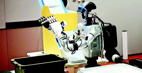 인간의 개입 없이 여러 대의 로봇이 물류 현장에서 자율적으로 임무를 수행한다. 사진은 LG CNS가 국내에서 처음 선보인 피지컬웍스 플랫폼 시연 모습. 정옥재 기자