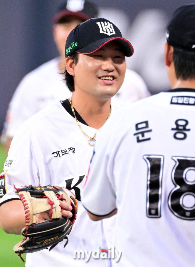 2025년 9월 4일 오후 경기도 수원KT위즈파크에서 열린 '2025 신한 SOL뱅크 KBO 리그' LG 트윈스와 KT 위즈의 경기. KT 김상수가 1회초 수비를 마친 뒤 선발투수 문용익을 격려하고 있다./미이데일리