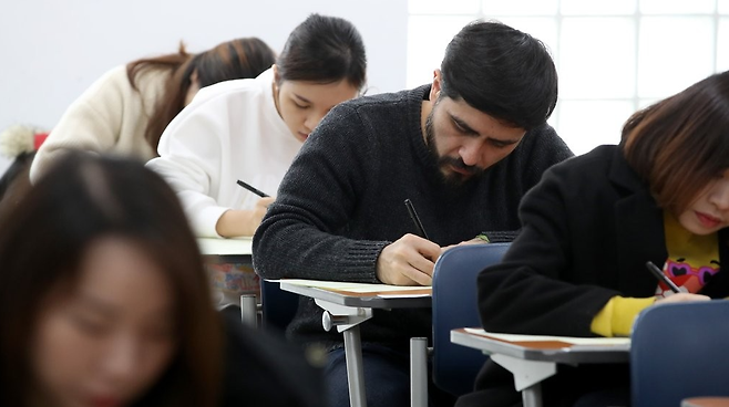 ‘한국어능력시험(TOPIK)’을 응시하는 수험생. 연합뉴스