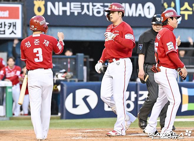 9일 오후 서울 송파구 잠실야구장에서 열린 '2026 신한 SOL Bank KBO리그' SSG 랜더스와 두산 베어스의 경기, 7회초 2사 2루 SSG 김재환이 투런 홈런을 날린 후 기뻐하고 있다. 잠실, 김한준 기자