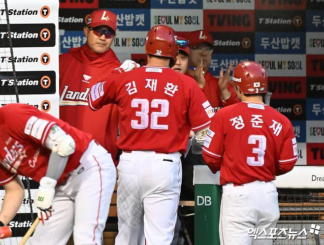 9일 오후 서울 송파구 잠실야구장에서 열린 '2026 신한 SOL Bank KBO리그' SSG 랜더스와 두산 베어스의 경기, 7회초 2사 2루 SSG 김재환이 투런 홈런을 날린 후 기뻐하고 있다. 잠실, 김한준 기자