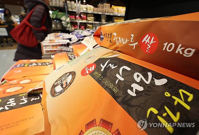 쌀, 정부 물가 특별관리 품목 지정 (서울=연합뉴스) 이재희 기자 = 13일 서울의 한 대형마트에 쌀이 진열돼 있다. 산지 가격 상승세가 이어지고 있는 쌀은 정부의 물가 안정 특별 관리 품목에 들어가 있다. 2026.3.13 scape@yna.co.kr