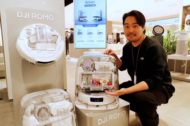 광주신세계 본관 8층 DJI 매장에서 직원이 ROMO P 모델을 선보이고 있다. 광주신세계 제공