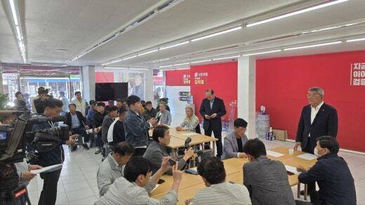 컷오프된 김학동 예천군수 후보가 안병윤 후보를 지지하는 기자회견을 하는 모습