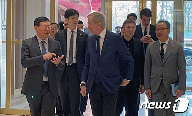 신동빈 롯데그룹 회장(왼쪽)이 20일 서울 송파구 잠실 롯데월드타워에서 방한한 베르나르 아르노 루이비통모에헤네시(LVMH) 총괄회장을 직접 안내하고 있다. 2023.3.20 ⓒ 뉴스1 신민경 기자