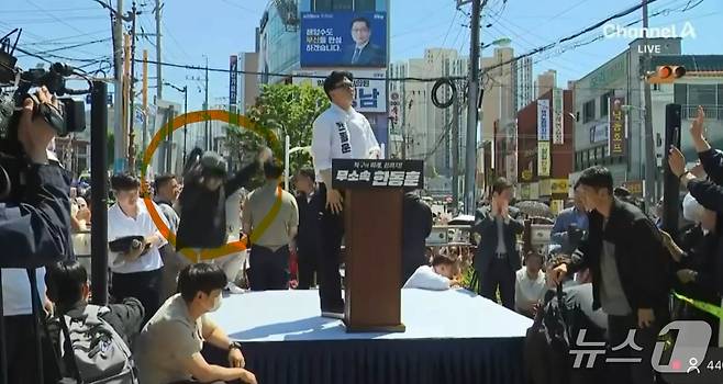 한동훈 무소속 부산 북갑 국회의원 보궐선거 예비후보가 지난 9일 부산 북구 구포시장에서 출마 기자회견을 할 당시의 모습. (출처: 채널A)