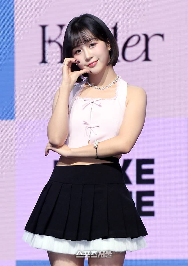 케플러(Kep1er) 히카루가 25일 서울 광진구 예스24 라이브홀에서 진행된 다섯 번째 미니 앨범 ‘매직 아워(Magic Hour)’ 발매 기념 미디어 쇼케이스에서 취재진을 향해 포즈를 취하고 있다. 사진 | 박진업 기자 upandup@sportsseoul.com
