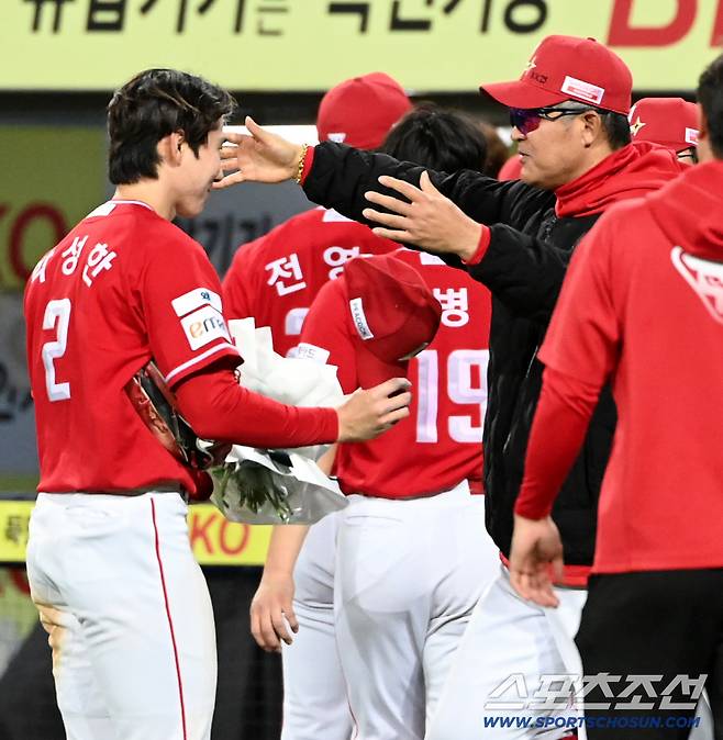 21일 대구삼성라이온즈파크에서 열린 SSG와 삼성의 경기. SSG가 5대4로 승리했다. 이숭용 감독이 박성한에게 개막 19경기 연속 안타 신기록을 축하하는 꽃다발을 전하며 포옹하고 있다. 대구=허상욱 기자wook@sportschosun.com/2026.04.21/