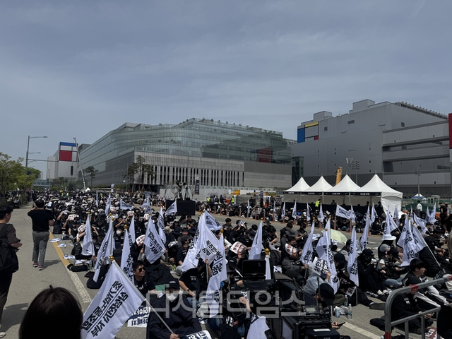 삼성전자 첫 과반노조 지위를 확보한 '삼성전자 초기업노조' 노조원들이 지난 23일 삼성전자 평택사업장 앞에서 투쟁결의대회를 갖고 있다.
