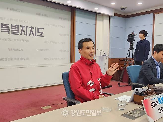 ▲ 김진태 국민의힘 강원도지사 후보가 11일 도청 브리핑룸에서 기자들에게 본인의 대표 공약인 ‘4대 반값 시리즈’를 발표하고 우상호 더불어민주당 강원도지사 후보에게 정책 선거을 제안하고 있다. 심예섭 기자