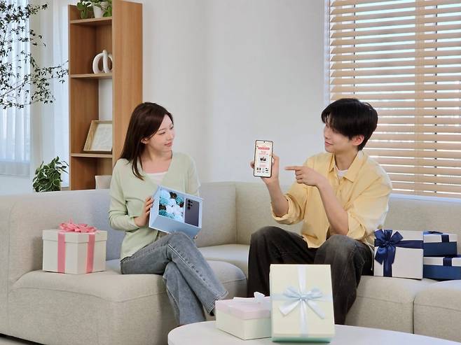 삼성전자 모델이 '갤럭시 S26 패밀리 페스타'의 혜택을 확인하고 있다. 사진=삼성전자