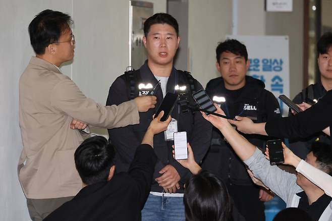 최승호 초기업노동조합 삼성전자 지부 위원장이 11일 정부세종청사 중앙노동위원회 제1조정회의실에서 열리는 사후조정회의에 참석하며 취재진에게 입장을 밝히고 있다. 연합뉴스