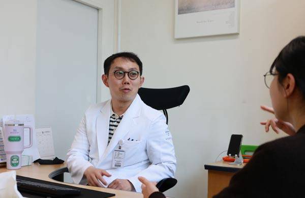 이 환자와 상담하고 있다. 부산성모병원 제공