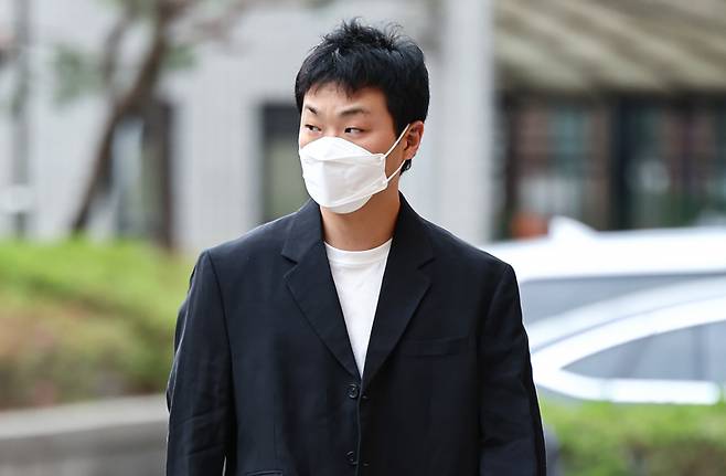 래퍼 쿤디판다(본명 복현)가 11일 서울서부지방법원에서 열린 병역법위반 공판에 출석하고 있다./사진=뉴스1.