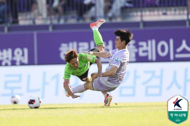 전북 현대가 10일 안양종합운동장에서 열린 FC안양과의 13라운드 원정 경기에서 1-1로 비겼다. 전북 이승우(왼쪽)가 파울을 얻어내고 있다./프로축구연맹 제공