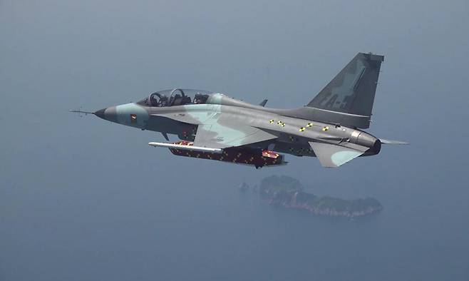 FA-50 경공격기가 천룡 장거리 공대지미사일을 탑재한 채 비행하고 있다. 세계일보 자료사진