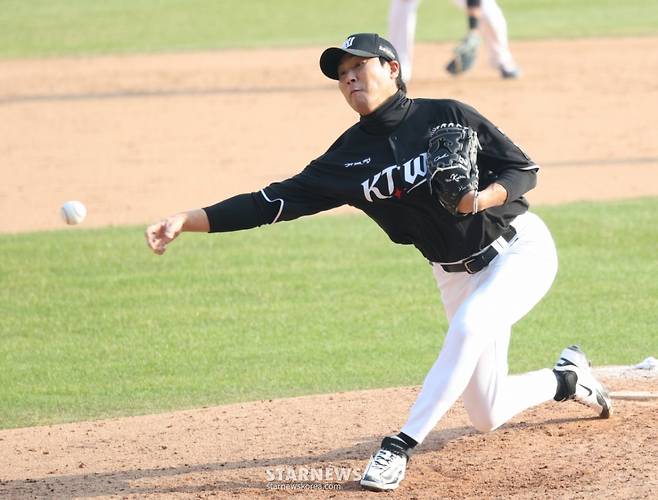 2026 신한 SOL Bank KBO리그 공식 개막전 LG 트윈스 대 KT 위즈 경기가 28일 서울 잠실야구장에서 열렸다. KT 우규민이 역투하고 있다. /사진=김진경 kim.jinkyung@