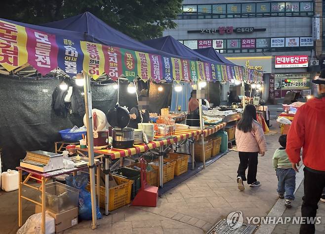 용인시 아파트 야시장 (서울=연합뉴스) 강민지 인턴기자 = 지난달 23일 용인시 기흥구의 한 아파트 야시장. 2026.5.11
