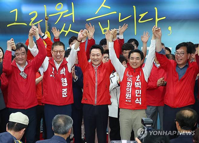박민식 북갑 후보 지원나선 국민의힘 지도부 (부산=연합뉴스) 손형주 기자 = 국민의힘 장동혁 대표가 10일 오후 부산 북구에서 열린 박민식 북갑 국회의원 보궐선거 후보 선거사무소 개소식에서 박후보와 박형준 부산시장 후보 등과 손을 맞잡고 있다. 2026.5.10 handbrother@yna.co.kr