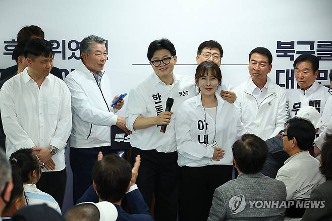 아내 소개하는 한동훈 후보 (부산=연합뉴스) 손형주 기자 = 부산 북갑 국회의원 보궐선거에 출마하는 무소속 한동훈 후보가 10일 오후 부산 북구에서 열린 선거사무소 개소식에서 아내인 진은정 변호사를 소개하고 있다. 2026.5.10 handbrother@yna.co.kr